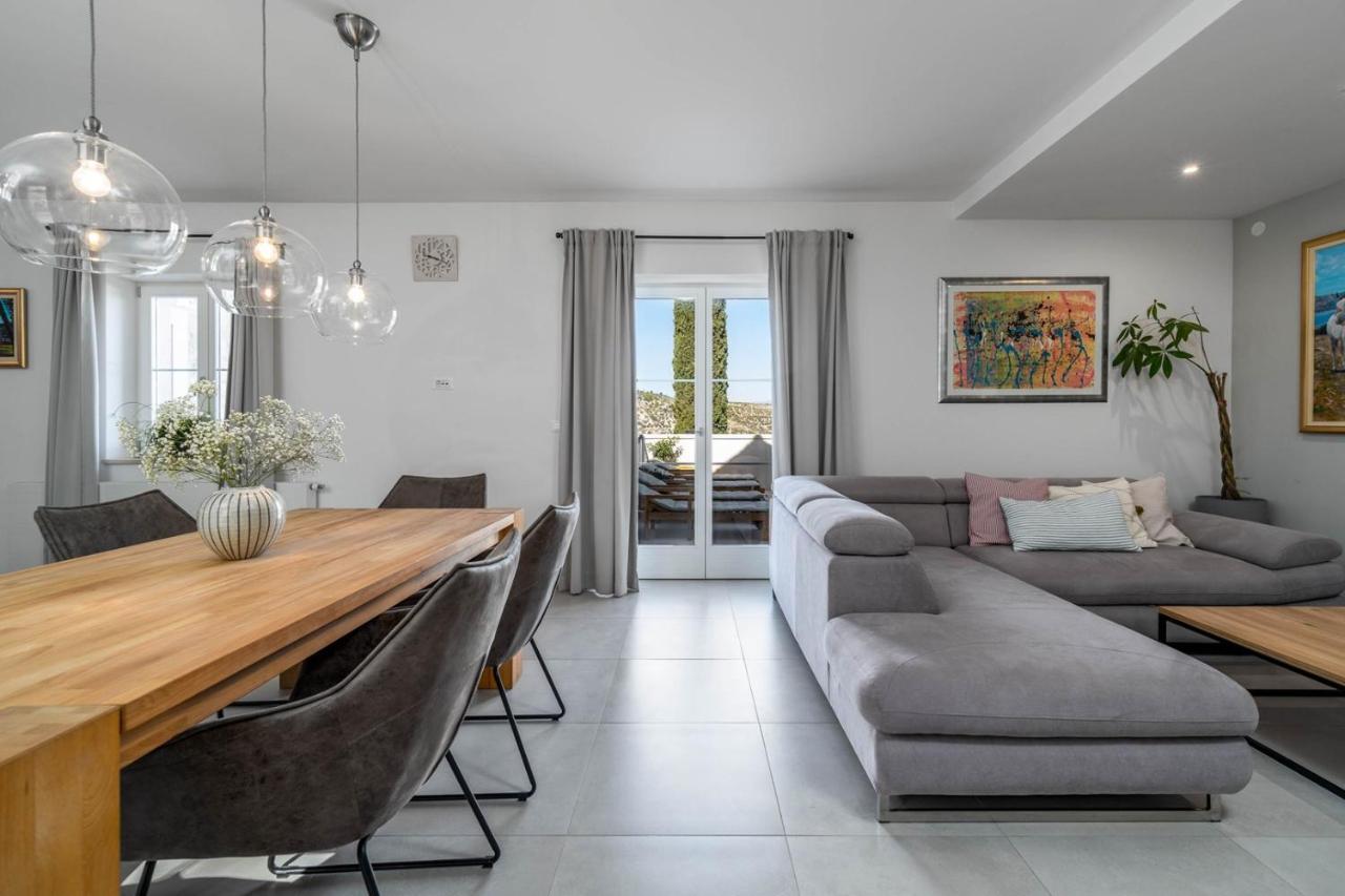 New Villa Ani! Traditional And Luxurious 4-Bedroom Villa With Heated Pool And Sea Views Постира Екстериор снимка