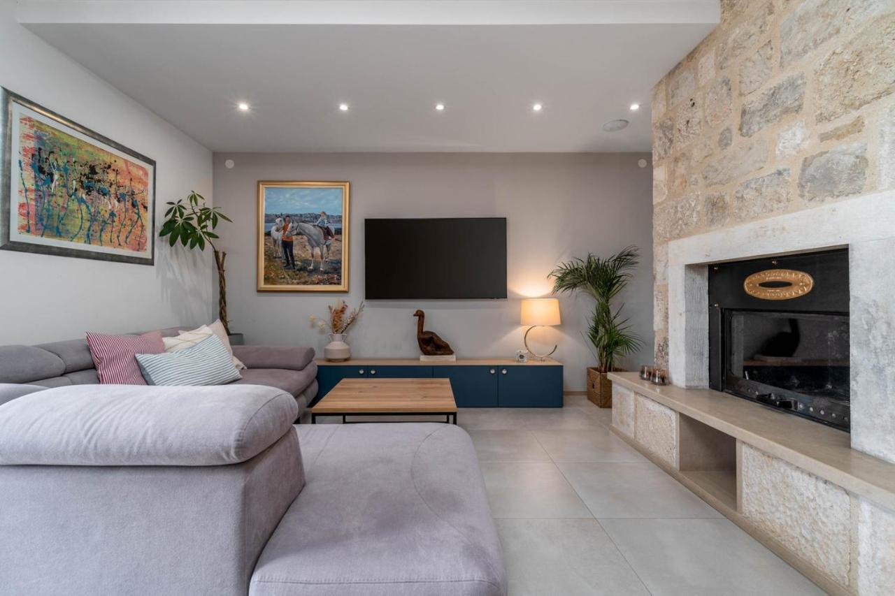 New Villa Ani! Traditional And Luxurious 4-Bedroom Villa With Heated Pool And Sea Views Постира Екстериор снимка