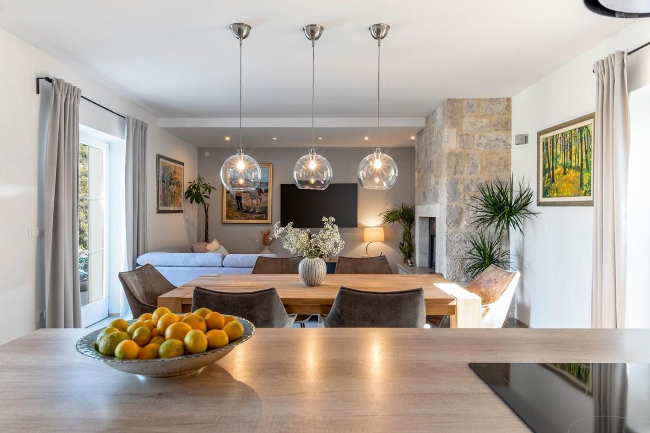 New Villa Ani! Traditional And Luxurious 4-Bedroom Villa With Heated Pool And Sea Views Постира Екстериор снимка